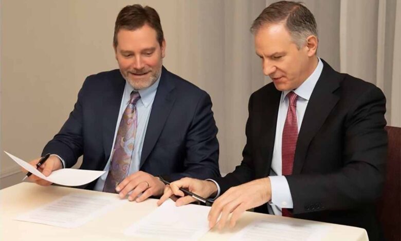 Michael Zamora, vice-presidente sênior de Soluções de Produtos da ExxonMobil, e Ron Delia, CEO da Amcor, assinaram o acordo, por meio do qual a ExxonMobil venderá quantidades crescentes de resina reciclada a cada ano para a Amcor. | Cortesia da Amcor