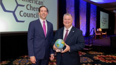 O prestigioso prêmio foi entregue a Brian Powers, vice-presidente da SABIC para as Américas (à direita), pelo presidente e CEO da ACC, Chris Jahn (à esquerda).