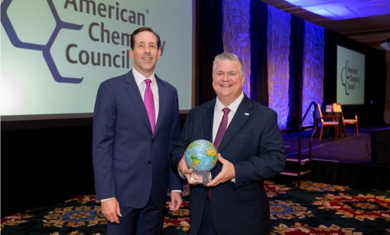 O prestigioso prêmio foi entregue a Brian Powers, vice-presidente da SABIC para as Américas (à direita), pelo presidente e CEO da ACC, Chris Jahn (à esquerda).