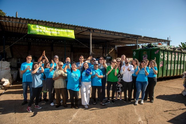 Representantes da Alcon, equipe da Plastic Bank, integrantes e funcionários da Sucatão Forte de Itaguaí durante visita à comunidade.