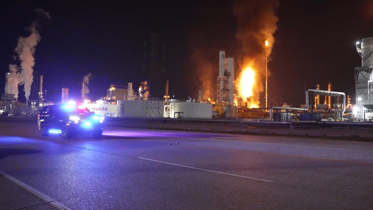 Um incêndio deflagrou numa fábrica de produtos químicos da LyondellBasell perto de Pasadena, provocando uma grande mobilização de emergência por parte de várias agências e consumindo as chamas durante várias horas durante a noite, sem que fossem registados feridos.